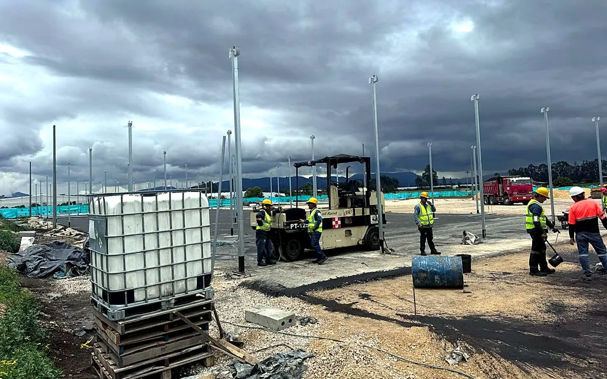 Obra de ampliación del patio de tubería de Durman: columnas metálicas del cerramiento, compactación y cuadrilla en sitio
